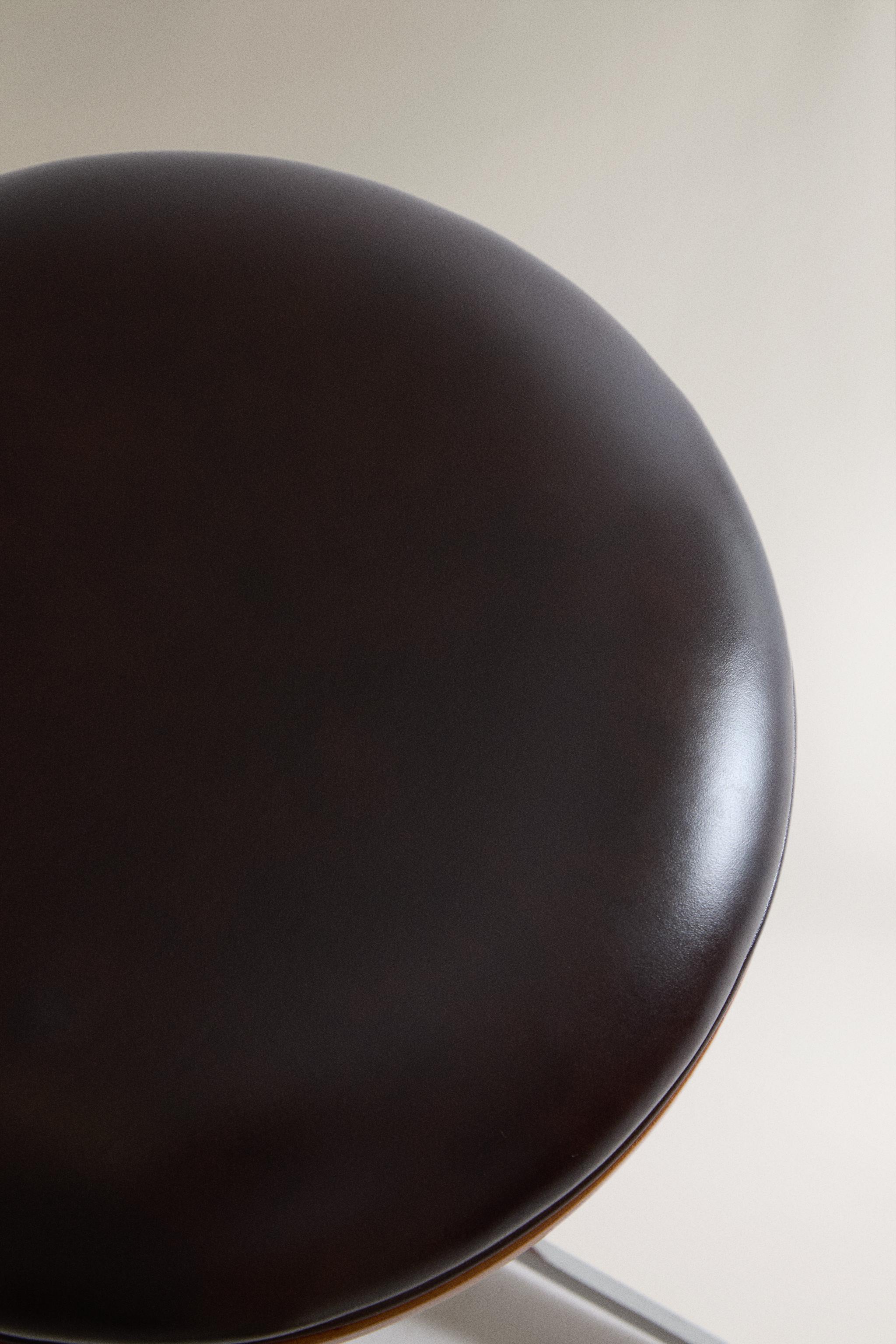 TABOURET EN CUIR ET ACIER INOXYDABLE